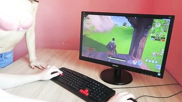 Ruso adolescente ofrece anal en lugar de fortnite