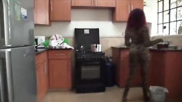 Africano Botín Perforado Duro En la Cocina