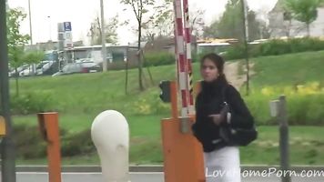 Teen babe gets follada en la public toilet