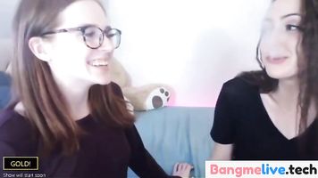 Dos sexy lesbiana chica caliente humo y lamiendo cada otro coño en la webcam