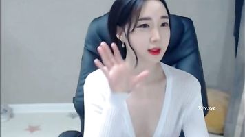 Hermosa chica coreana con cuerpo caliente