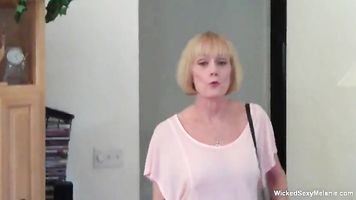 GILF Conmocionado Por Solicitud de Sexo