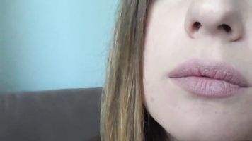 bebé muestra larga lengua y chupar juguete sexual