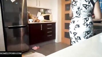 A mi esposa le encanta masturbarse, pero ella prefiere follarme! ¡Qué MILF!