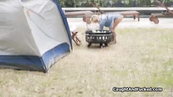 Tetona adolescente casi busted en polla mientras camping