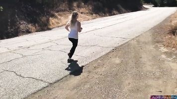 rubia, cremita había por el entrenador personal, al aire libre - Erin Electra