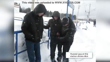 Ruso chico en la estación muestra dick