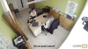 LOAN4K. El sexo anal sucio a propósito ayuda a la morena tetona a obtener su dinero