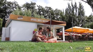 HUNT4K. Comely chica disfruta de sexo anal al aire libre por dinero con chico nuevo