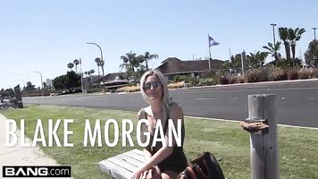 Rubia Cougar Blake Morgan obtiene semen en sus tetas grandes