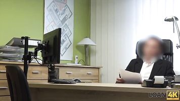LOAN4K. Chica joven necesita dinero mal así que por qué satisface agente de préstamos