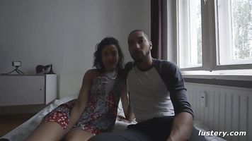 Pareja Internacional Casi Romper la Cama