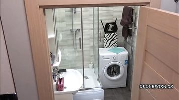 Petty adolescente chica Santa Cielo en el baño-Hidden cam