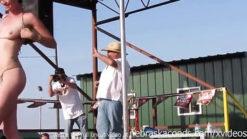 interesante amateur pole stripping concurso en un rally de motociclistas de Iowa