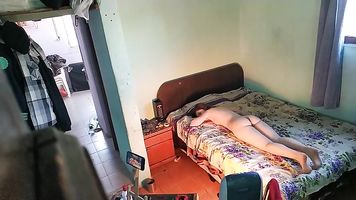 Mi esposa sexy llega a casa del trabajo y se encuentra desnuda en mi cama para masajear su gran culo y follarla como una perra caliente
