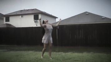 Sexo romántico bajo una tormenta en Texas