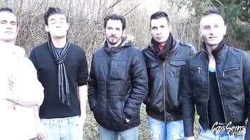 Elo, une belle salope libertine en gangbang