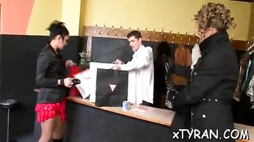 Desvergonzada Gina Killmer consigue su agujero desgarrado