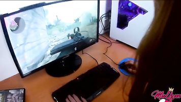 Petite latina follada mientras juega call of duty en pc gamer