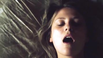 Escena de Sexo de Celebridades Rusas-Natalya Anisimova en Love Machine (2016)