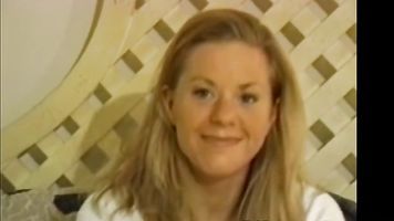 Adolescente en retro porno trío con milf