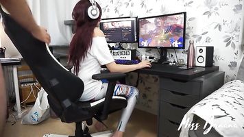 D.Va tener un rapidito mientras juega-Miss Banana