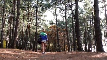 Sexo Al Aire Libre. Fotógrafo lame coño y folla desnuda modelo en el bosque