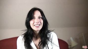 Sus ojos verdes y su cara inocente no pueden ocultar lo pervertida que es Daphne.