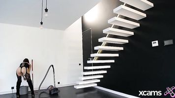 Criada traviesa limpiando la casa en lencería sexy y súper mojada