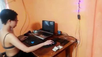 Estaba jugando a minecraft ... así que fui a ofrecerle su polla.