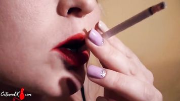 Rubia con Labios Rojos Chupar Polla y Facial después de Fumar
