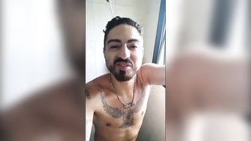 Lunna Vaz disfrutando mucho con Lucão y sus nuevos juguetes