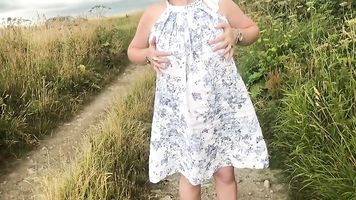Esposa desnudándose y jugando al aire libre y jugando