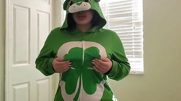 ME FOLLÉ MI GRAN CULO 18YO HERMANITA EN UN CAREBEAR ONSIE EN ST PATTYS DÍA
