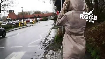 RealGirlsGoneBad.com ¡Exclusivo! Chica británica rayas desnuda en público.
