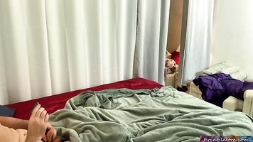 Madrastra capturas hijastro masturbándose y adicto al porno