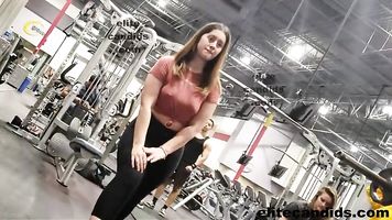 Braless adolescente en gimnasio mostrando apagado su perfecto pezones