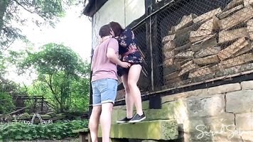 Follando en un corral abondand-sexo al aire libre