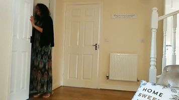 Intruso f. folla ama de casa india en su casa mientras el marido está en el trabajo durante la cuarentena por coronavirus-hindi desi bhabhi chudai POV Indio