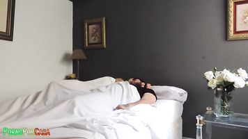 A mi novia le encanta el sexo matutino