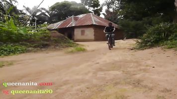El Único Hombre Chico Que Posee Bicicleta En El Pueblo Se Folló A Todas Las Chicas Del Pueblo Y Las Esposas De La Gente En El Monte