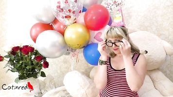 Ella tiene una polla con un arco de cumpleaños