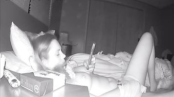 Joven Tímido h. Puta Juega Con Su Coño Antes De La Cama Cámara Oculta