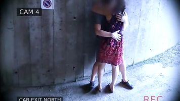 Joven pareja folla delante de la salida del garaje y es atrapado por la cámara de vigilancia