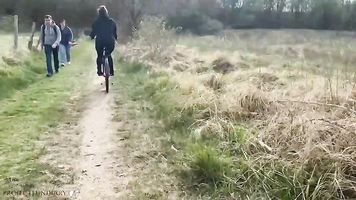 tinder date sexo en un tour público en bicicleta - projectfundiary