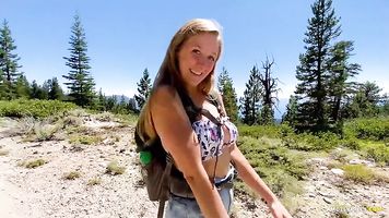 Colegiala Puta Consigue Railed en la Ladera de la Montaña-MOLLY PILLS-Public Adventure Porn POV