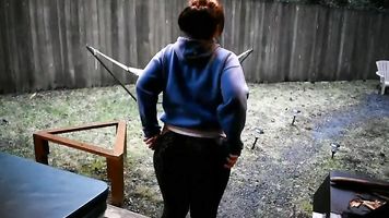 Exhibicionista Mamá Muestra Su Grasa Botín Fuera En Público