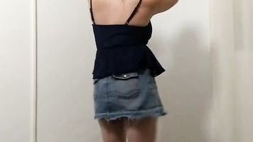 MI PRIMO ES d., SE SUBE SOBRE MÍ SIN QUE YO PUEDA EVITARLO, ME HACE UNA MAMADA DELICIOSA Y NO PUEDO EVITAR QUE SE GOLPEE EN SU BOCA.PARTE 1
