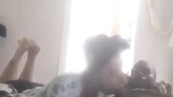 Delgada esposa italiana folla raw & TRAGA mientras marido en el baño . Interracial