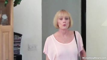 GILF Parlanchín Quiere Tu Atención